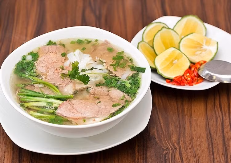 Theo CNN, món phở nổi tiếng của người Việt được chế biến từ những sợi bún gạo được kèm theo chút thịt gà hoặc thịt bò cùng một số loại rau thơm rồi được nêm nếm nước dùng hoàn hảo.