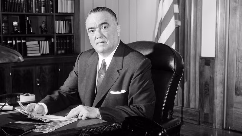 Ông Hoover được đánh giá là người có công lớn trong việc xây dựng FBI thành cơ quan chống tội phạm với nhiều thành tích nổi bật.