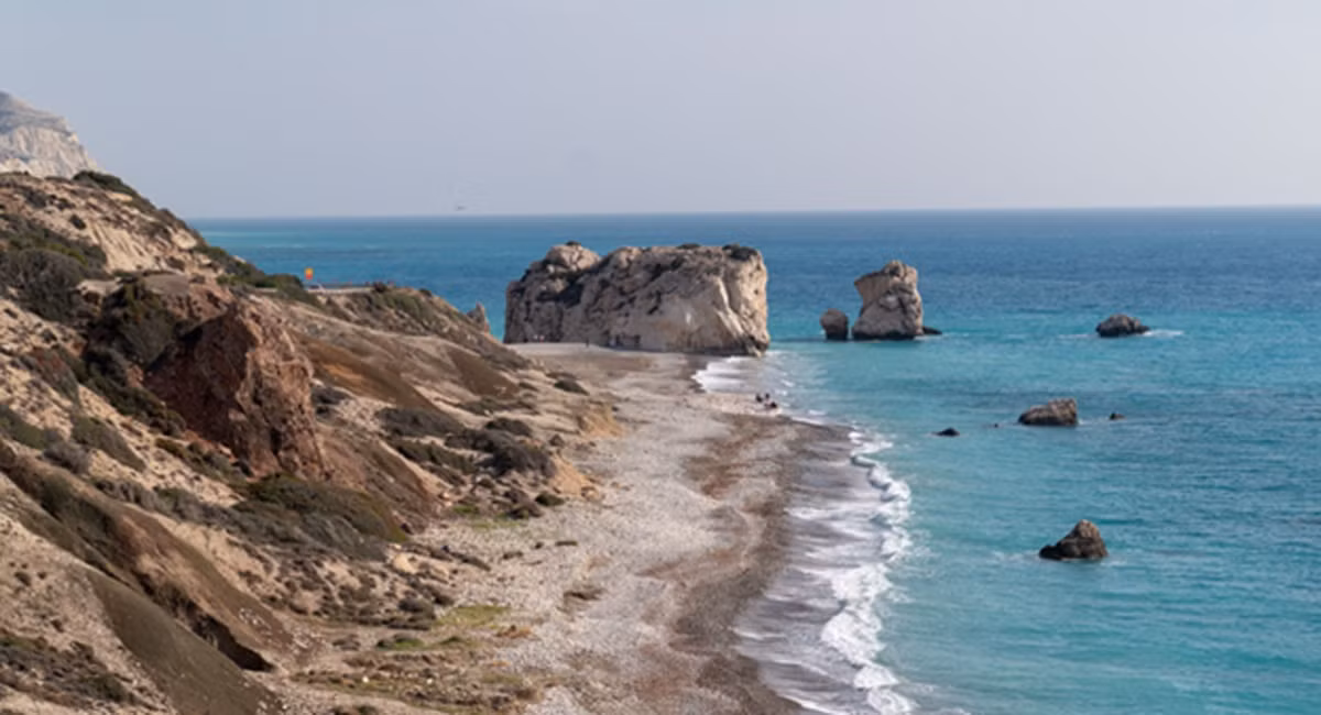 Theo đó, bất cứ người nào bơi quanh tảng đá Petra tou Romiou - nơi Aphrodite chào đời thì sẽ gặp nhiều may mắn như tuổi trẻ, sắc đẹp vĩnh cửu, khả năng sinh sản và tìm được tình yêu đích thực.