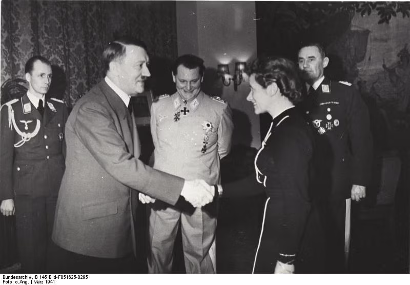 Reitsch vô cùng ngưỡng mộ Hitler nên rất vui mừng khi trở thành một trong những phi công riêng của nhà độc tài này.