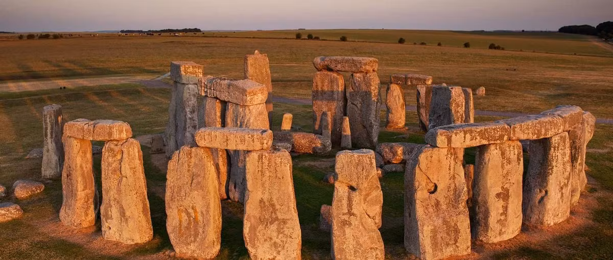 Người này bị hành quyết từ phía sau trong tư thế quỳ gối trước khi được đem đi chôn bên dưới Stonehenge. Các chuyên gia suy đoán người đàn ông này bị giết như vậy vì tội ác nghiêm trọng đã gây ra.
