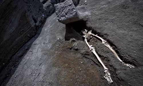 Theo đó, người đàn ông ở Pompeii thời xưa đã chết trong sự đau đớn, bị chôn vùi trong tro bụi núi lửa. Chính vì điều này, thi hài không còn nguyên vẹn.
