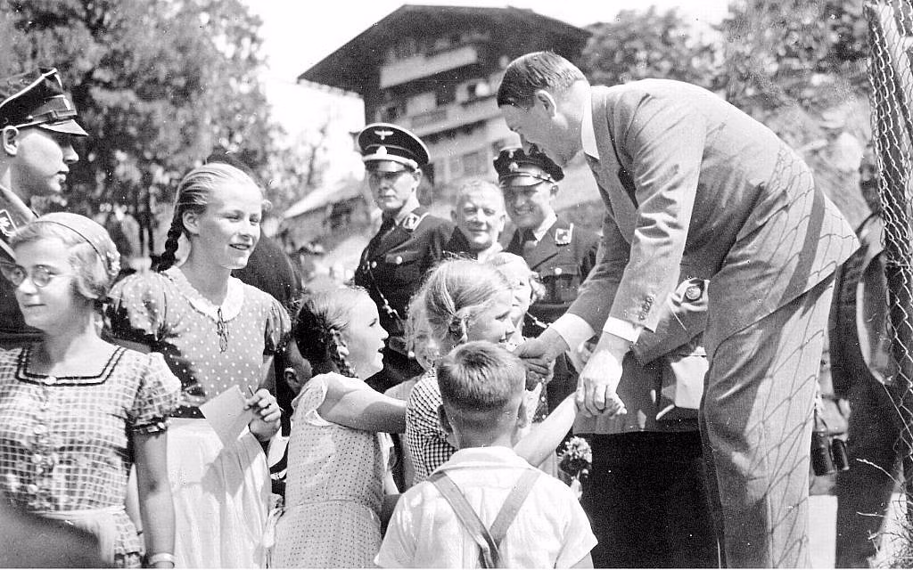 Hitler hy vọng những người Aryan của nước Đức sẽ làm chủ thế giới trong tương lai và quản lý đế chế thứ ba ngày càng lớn mạnh.