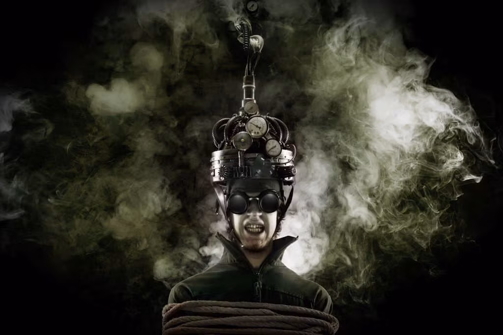 Thậm chí, các nhà khoa học của dự án MK-ULTRA còn thực hiện sốc điện đối tượng thí nghiệm để kiểm soát tâm trí con người. Hậu quả là đối tượng thí nghiệm chịu sự đau đớn cả về thể xác lẫn tinh thần.