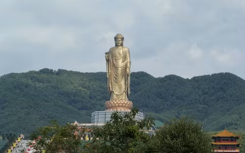 Trung Nguyên Đại Phật nổi tiếng của Trung Quốc nằm tại núi Nghiêu, huyện Lỗ Sơn, tỉnh Hà Nam.