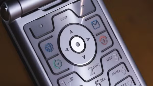 Máy có phím đường hướng dạng tròn cùng một vài phím chuyên dụng cho các tác vụ như mở trình duyệt web và nhắn tin.