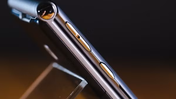 Bên sườn máy, người dùng có nút bấm tăng giảm âm lượng và nút camera.