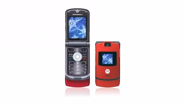 V3m có tích hợp máy chơi MP3 tương thích với iTunes. Thời lượng pin của dòng máy này cũng tốt hơn.