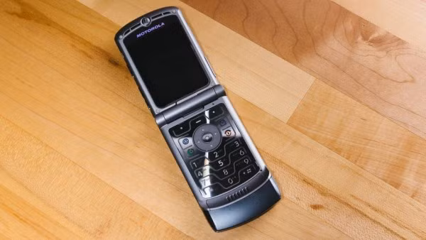 Vẻ đẹp của Razr V3 nằm ở bên trong với đường nét tối giản khác biệt với nhiều sản phẩm trước đó.
