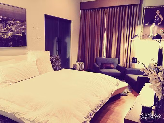 Phòng ngủ chính của nữ ca sĩ và ông xã được decor tối giản với tông trắng và nâu.