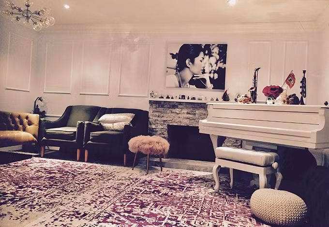 Khoảng không gian phòng khách là nơi nữ ca sĩ đặt sofa, bàn trà tiếp khách. Góc bên cạnh là nơi đặt chiếc đàn piano màu trắng cùng tông với màu tường.