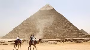 Theo các chuyên gia, kim tự tháp Giza quay mặt về đúng điểm Cực Bắc của Trái Đất. Đây là công trình hướng về Cực Bắc chuẩn xác nhất hơn bất cứ công trình nào trên thế giới.