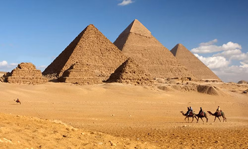 Kim tự tháp Giza là một trong những di sản trường tồn với thời gian của người Ai Cập cổ đại. Kiến trúc kỳ vĩ này nằm trong cụm 3 kim tự tháp được xây dựng làm lăng mộ cho pharaoh Ai Cập Khufu.