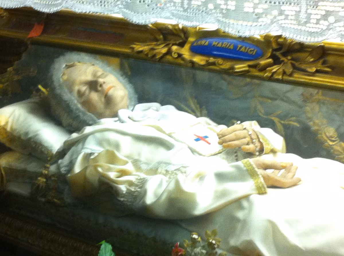 Vào năm 1868, người ta khai quật ngôi mộ của bà Anna Maria Taigi thì vô cùng kinh ngạc bởi thi hài không có dấu hiệu phân hủy.