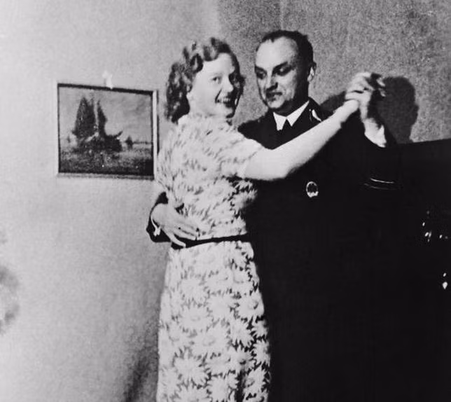 Một trong những sở thích đẫm máu của nữ "phù thủy" Ilse Koch là lấy những đồ của tù nhân bị giết chết.