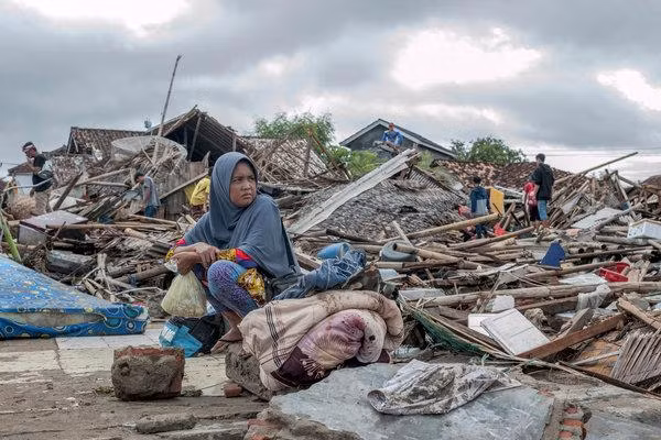 Công chúng càng bất ngờ hơn khi Indonesia mới hứng chịu trận sóng thần kinh hoàng vào ngày 22/12 vừa qua. Thảm họa này ập đến mà không có cảnh báo đã khiến ít nhất 429 người thiệt mạng, 1.485 người bị thương và hàng nghìn người mất nhà cửa.