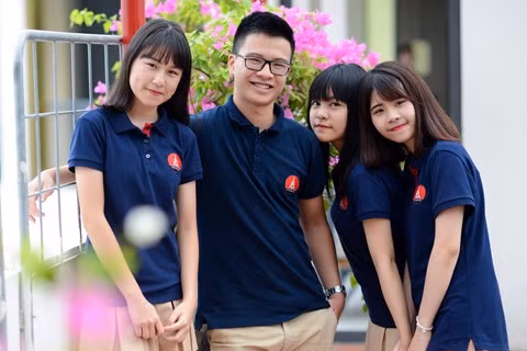 Trường THPT Marie Curie Hà Nội là nơi có đồng phục học sinh mang phong cách trẻ trung và thuộc hàng khác biệt nhất hiện nay. Bỏ đi màu trắng, kiểu dáng sơ mi thân quen, đồng phục trường Marie Curie là những chiếc áo phông có cổ, phối màu xanh và vàng nâu rất hiện đại. Ảnh dùng trong bài: Zing, FB.