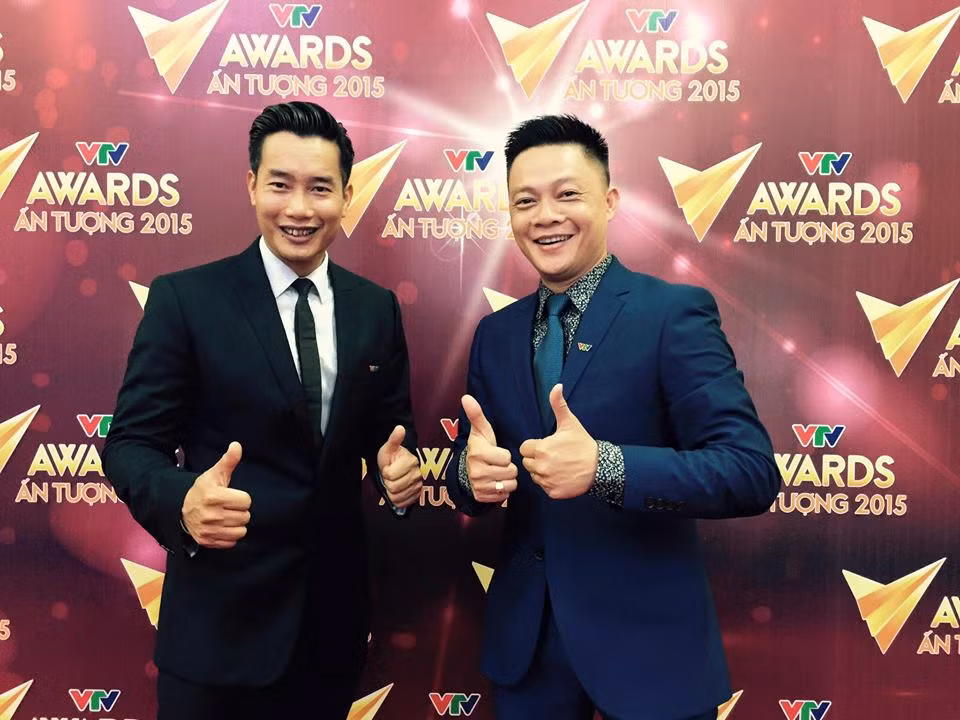 Hai BTV Quang Minh và Hoa Thanh Tùng ngoài đời là những người bạn hết sức thân thiết, cùng nhau tạo dáng, khoe vẻ "xì-tin" trong hậu trường lễ trao giải.