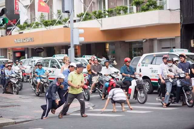 Theo một số người đi đường, hành động ném tiền của cô gái được thực hiện lặp lại nhiều lần và diễn ra ngay trên ngã tư nơi có rất nhiều người qua lại. Những hình ảnh này được lan truyền trên Facebook và đang kích thích dân mạng đưa ra những đồn đoán xung quanh hành động kỳ quặc của cô gái chân dài.