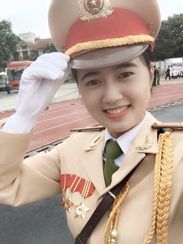 Biết đến Nguyệt Hằng qua một vài bức ảnh chụp tình cờ, dân mạng Việt xôn xao tìm kiếm thông tin về cô. Trên khắp các trang mạng, Nguyệt Hằng được khen ngợi là “Nữ CSGT xinh nhất đoàn diễu binh” hay “đẹp rạng ngời mà không chói loá"…