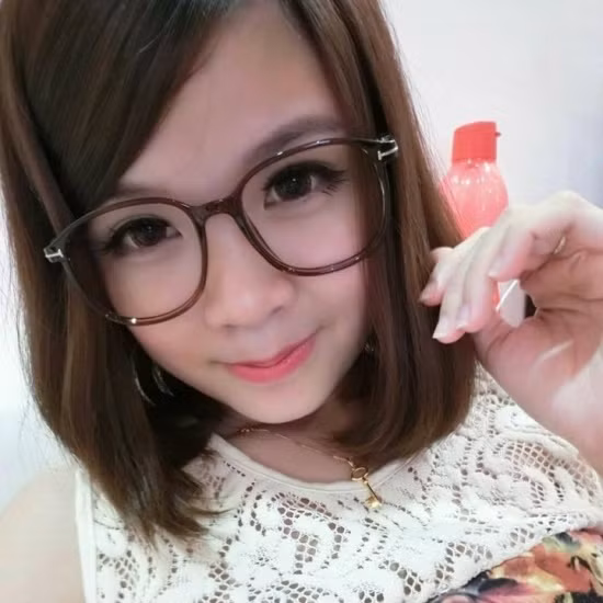 Trước nhiều nghi ngờ, cô gái trẻ có cái tên Yori vẫn rất vui vẻ, tiếp tục chia sẻ thêm nhiều bức ảnh "tự sướng", ảnh chụp với gia đình mình.