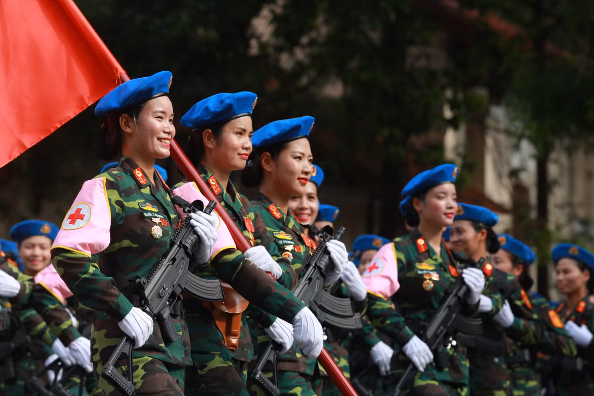 Chiến sĩ quân y trong đội hình diễu binh tiến vào các con phố.