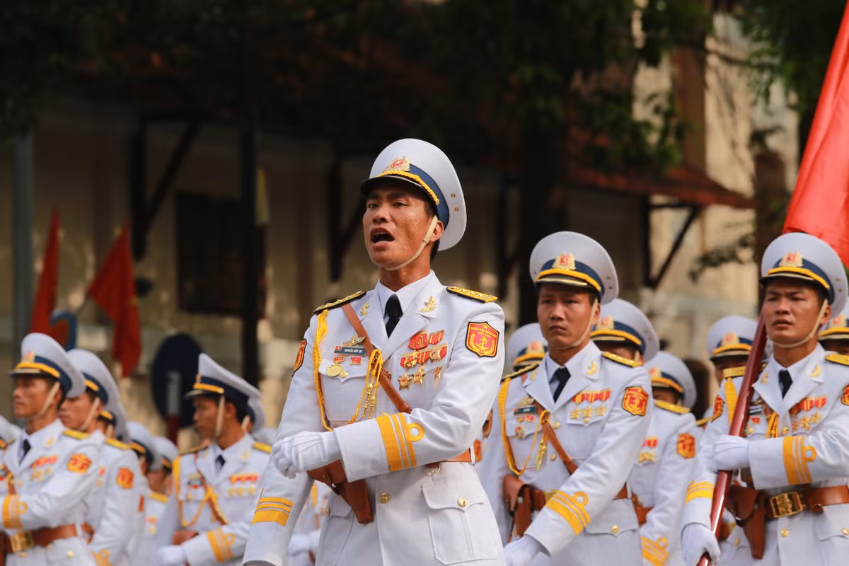 Các cán bộ, chiến sĩ hô vang trên đường.