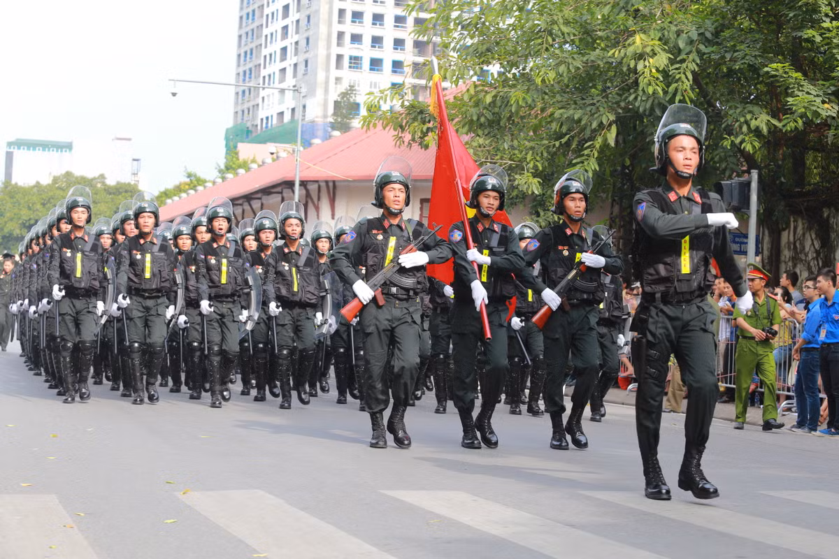 Khối nam cảnh sát cơ động.