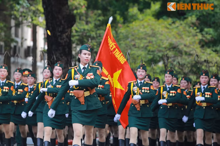 Các nữ sỹ quan thông tin với khuôn mặt tươi rói, rạng rỡ bên lá cờ in đậm dòng chữ "Quyết thắng".