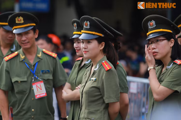 Ngan ngo truoc cac bong hong trong dieu binh mung Quoc khanh 2/9