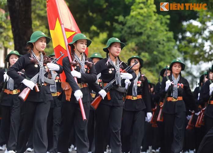 Các bóng hồng xinh tươi khối nữ du kích miền Nam.