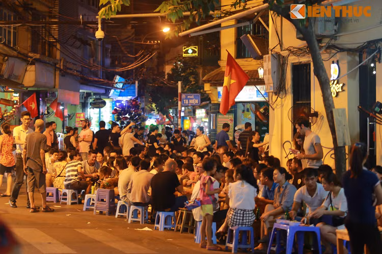 Nơi đông đúc nhất trong các tuyến phố Tây vẫn là đầu phố Tạ Hiện, nơi tập trung nhiều quán bia, quán ăn vặt được cả khách Tây, khách ta ưa chuộng. Tuy nhiên, do tâm lý lo ngại cấm đường chuẩn bị cho Quốc khánh 2/9 dẫn đến di chuyển khó khăn nên sau 21h, số lượng khách ở đây cũng đã giảm đi đáng kể.