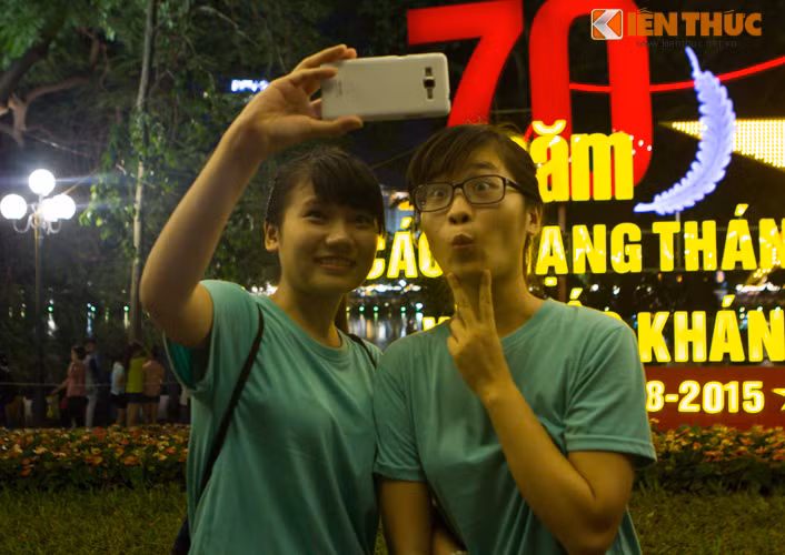 Các hệ thống, công trình ánh sáng trang trí xung quanh Hồ Gươm trở thành nơi "check-in" lý tưởng của các bạn trẻ, du khách trong và ngoài nước.