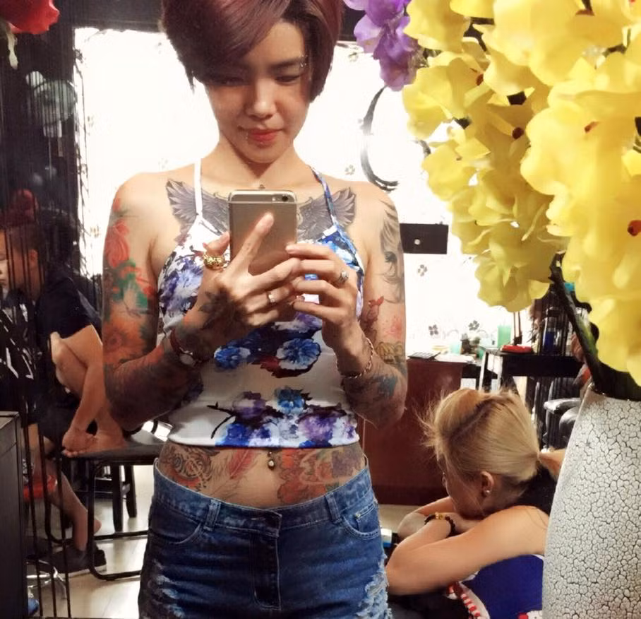 "Tôi thật sự không buồn mà còn vui vì ít nhất có một người quan tâm là bác. Cảm ơn bác và những người sau lưng dòm ngó, chú ý đến tôi vì thực sự tôi thích cái cảm giác nổi trội giữa đám đông theo cách của tôi. Và tôi muốn khẳng định, tôi tự hào khi sở hữu những hình xăm. Sự dè bỉu chỉ là những thứ đi sau lưng tôi , sau những hình xăm của tôi...".