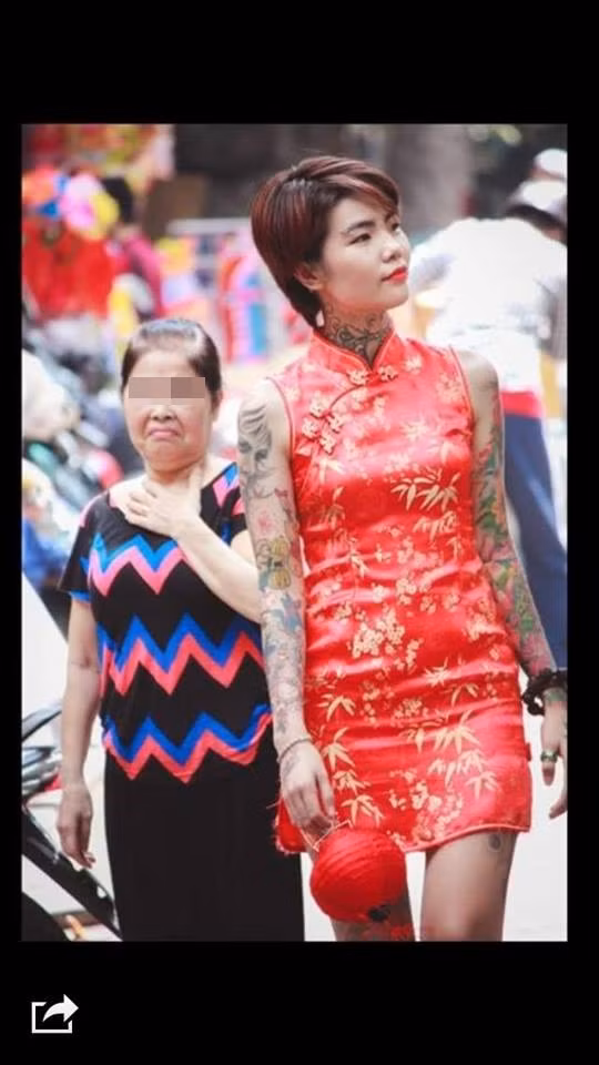 Bức ảnh cô gái xăm trổ đầy mình, cả lên vùng cổ, mặc đồ truyền thống chụp ảnh trên phố Trung Thu, phía sau là phản ứng bĩu môi của một người phụ nữ trung niên đang là hình ảnh gây bão trên nhiều diễn đàn mạng. Dân mạng tò mò, tìm kiếm thông tin của nhân vật chính trong ảnh và thi nhau tranh cãi về cái bĩu môi của người phụ nữ phía sau.