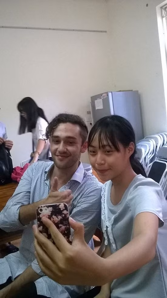 Vì là giáo viên mới nên thầy Josh đã gây ấn tượng mạnh đối với các học sinh trong trường mình giảng dạy. Không chỉ là một người nước ngoài thân thiện, thầy Josh còn “đốn tim” nhiều nữ sinh bởi vẻ ngoài siêu đẹp trai, mái tóc xoăn và phong cách ăn mặc rất lãng tử.