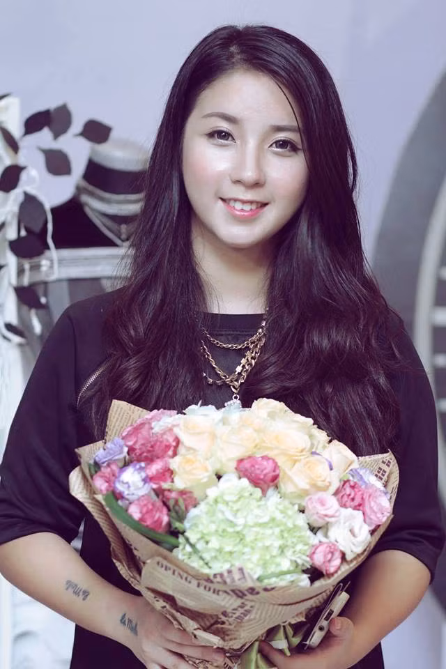 Nu sinh Viet xinh nhu bup be gianh hoc bong khung o Anh