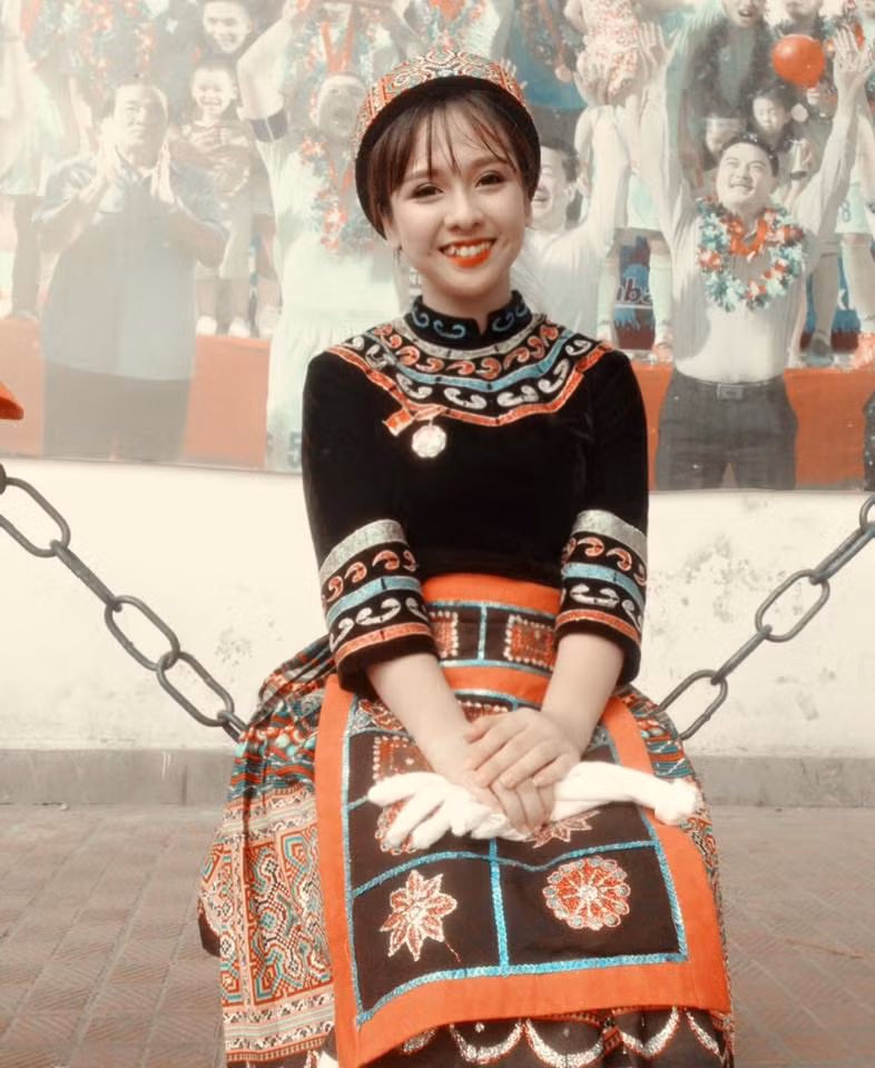 Bức ảnh Phương Thảo mặc trang phục người dân tộc Mông, rạng rỡ, khoe nụ cười răng khểnh rất duyên trong đoàn diễu binh chỉ sau vài ngày đăng tải đã có đến hơn 100 nghìn lượt thích. Cô nữ sinh 9X trường Nghệ thuật quân đội cũng trở thành nhân vật tâm điểm được dân mạng săn đón, tìm kiếm thông tin.