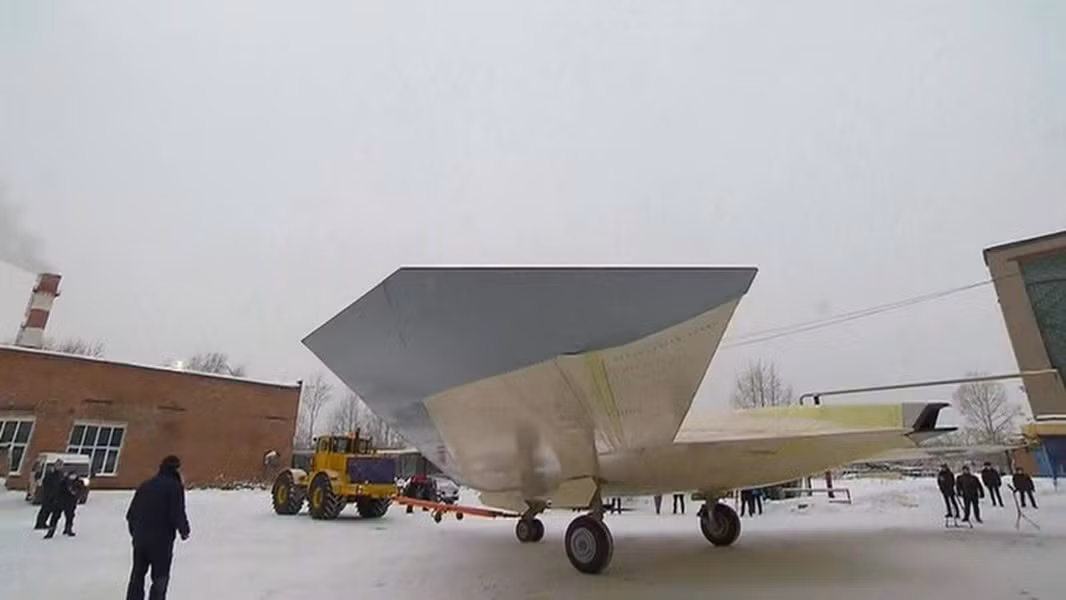 S-70 không có cấu trúc nhô ra mà hoàn toàn "trơn tru" để tránh phản xạ sóng radar, cũng như hình dạng bắt mắt và các góc cạnh sắc nét. Do đặc thù của cấu trúc, gần như không thể theo dõi đối tượng trên radar, tờ 19FortyFive nhận xét.