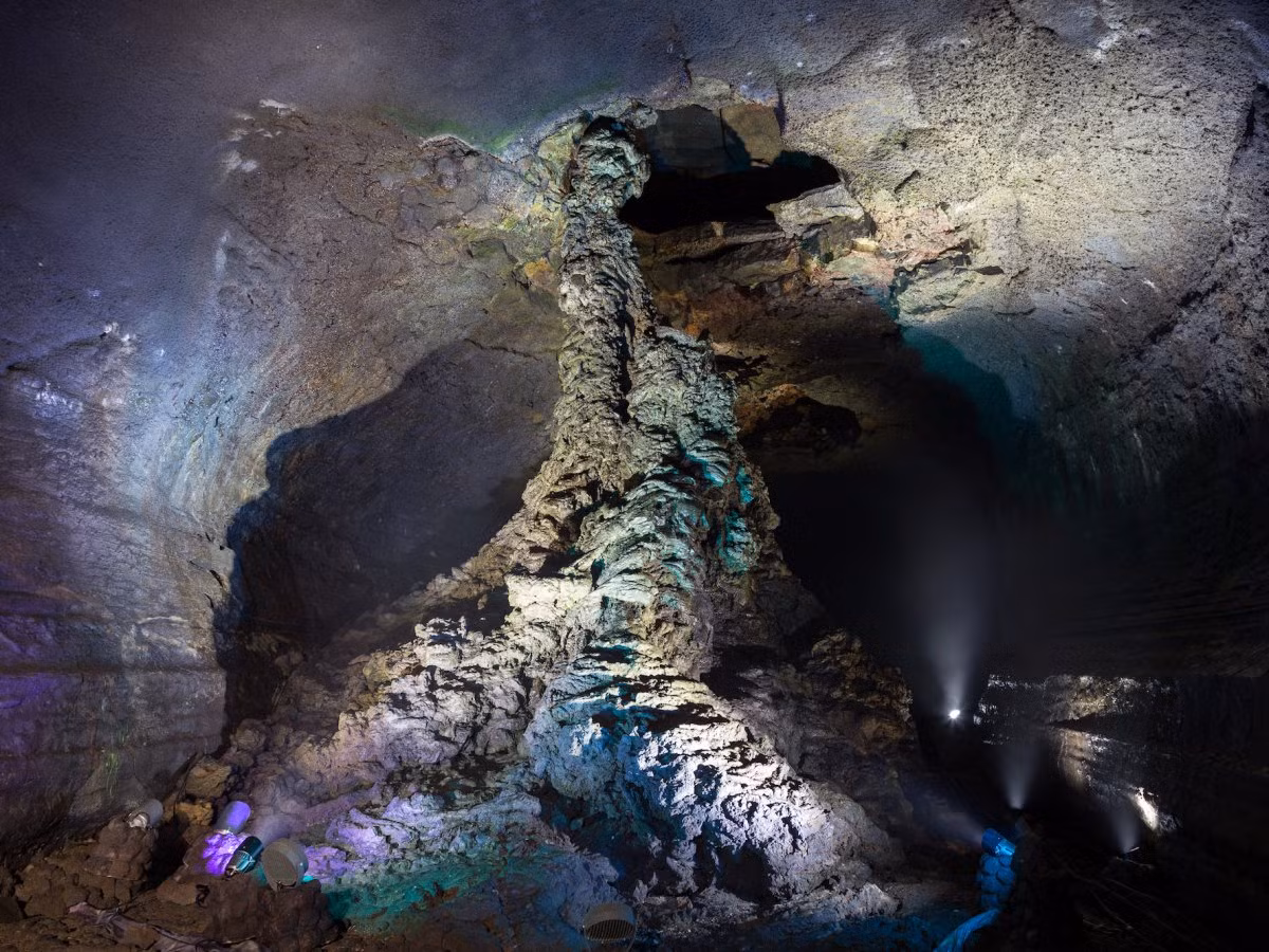  5. Manjanggul (Hàn Quốc): Nằm trên đảo Jeju, cách khoảng 50 dặm về phía nam của Hàn Quốc có một đường hầm và hang động được hình thành cách dây 3000 năm bởi một ngọn núi lửa. Phố biến nhất là ống dung nham Manjanggul , một hang động dài 5 dặm. Sau một ngày đi bộ qua những hang động, hãy khám phá ngôi đền Gorgeousumsa đẹp như tranh vẽ, khu di tích Phật giáo chỉ cách xe buýt 45 phút đi xe buýt bên ngoài thành phố Jeju