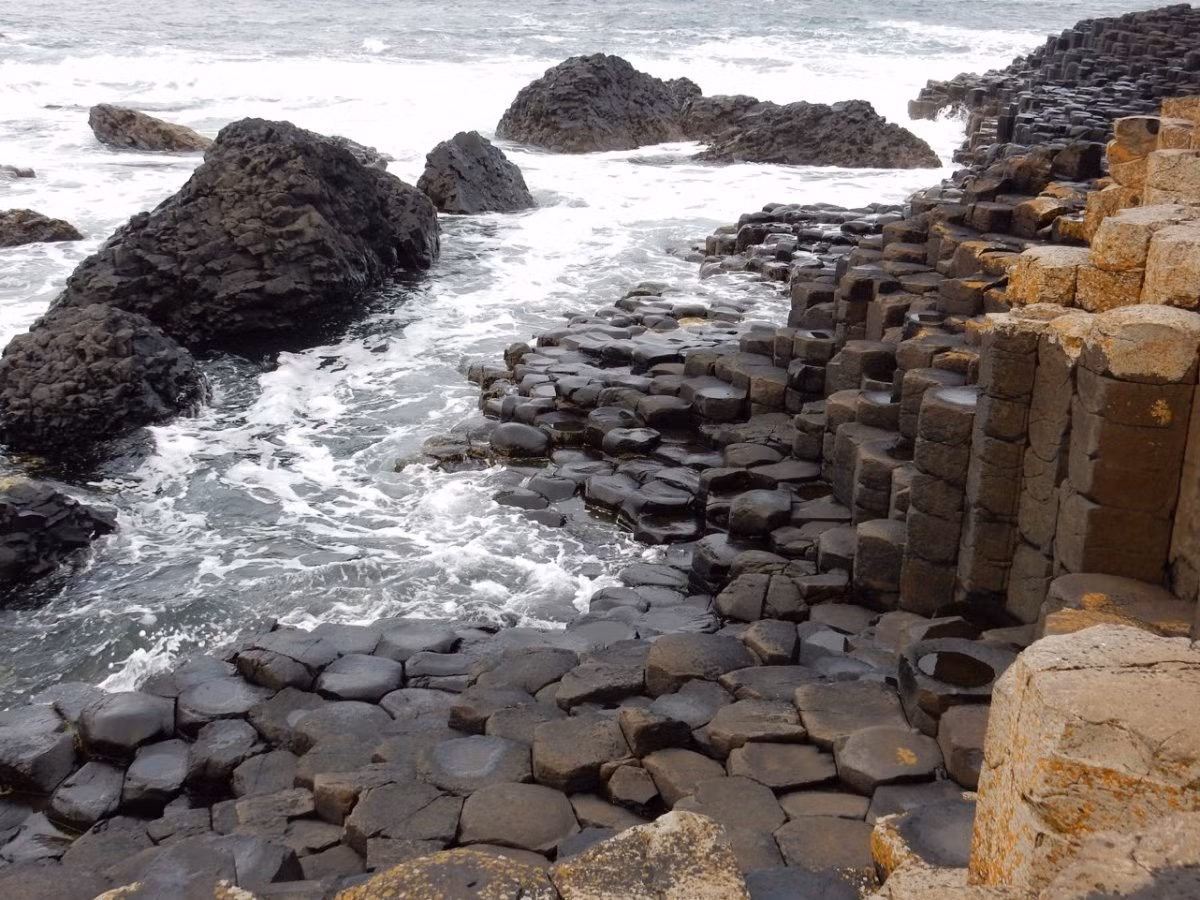  10. Giant's Causeway (Bắc Ireland): Khối đá khổng lồ này được kết từ 40.000 phiến đá bazan tạo một mũi nhô ra biển, hình nên một cảnh quan tuyệt đẹp mà bạn sẽ không bao giờ quên khi ngắm nhìn. Đây cũng là khung cảnh trong bộ phim truyền hình Trò chơi vương quyền đã được ghi hình ở đây.