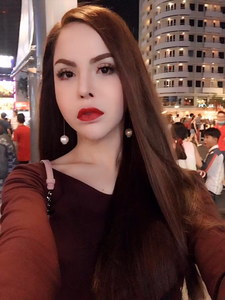 Mình xin nói một lần cuối cùng đó là do mình đi nạo lấy ra bị biến chứng chứ không hề liên quan gì đến việc tiêm vào hết nhé. Việc tiêm thì mình đã tiêm vào từ rất lâu, lúc mình mới tiêm lại gần đây là 1 người rất xa xôi tiêm lại cho mình... Chắc chắn là không phải ai tiêm cũng bị như mình, chỉ do mình tham lam làm đẹp nên mới xảy ra chuyện đáng buồn như vậy!"