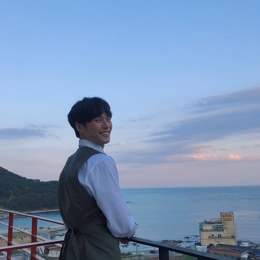Xuất hiện trên mạng xã hội Instagram giống như bất cứ người trẻ nào khác nhưng ông bố quốc dân Choi Minsoo ở Hàn Quốc đã thu hút hàng trăm nghìn người theo dõi. Lý do là bởi vẻ ngoài quá đỗi bảnh bao của anh.