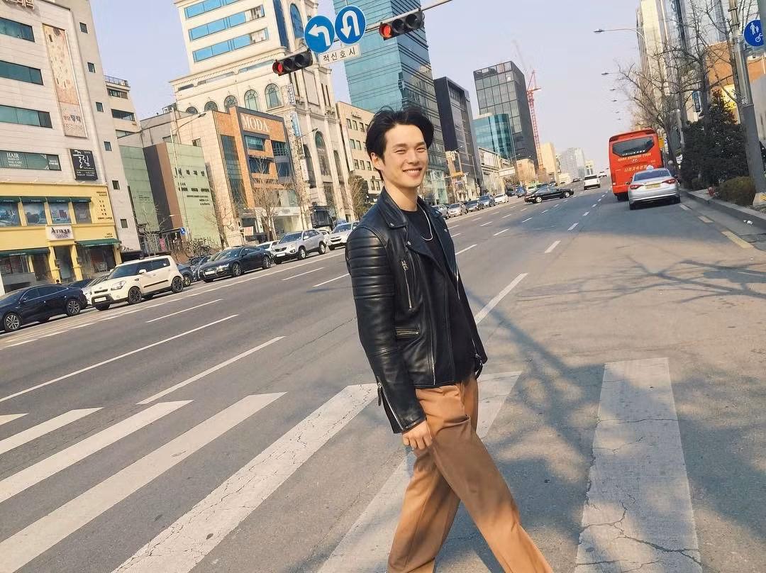 Minsoo sở hữu vóc dáng cao ráo, mái tóc bồng bềnh và nụ cười tỏa nắng. Nhìn những bức ảnh anh đăng lên, ai cũng nghĩ hẳn anh là một ngôi sao nổi tiếng. Thực tế, Minsoo và vợ anh đều là những người mẫu nên anh có nhiều bức hình khá đẹp và phong cách, tự nhiên. Những hình ảnh quyến rũ đã giúp cho Min Soo có hơn 117 nghìn người theo dõi.