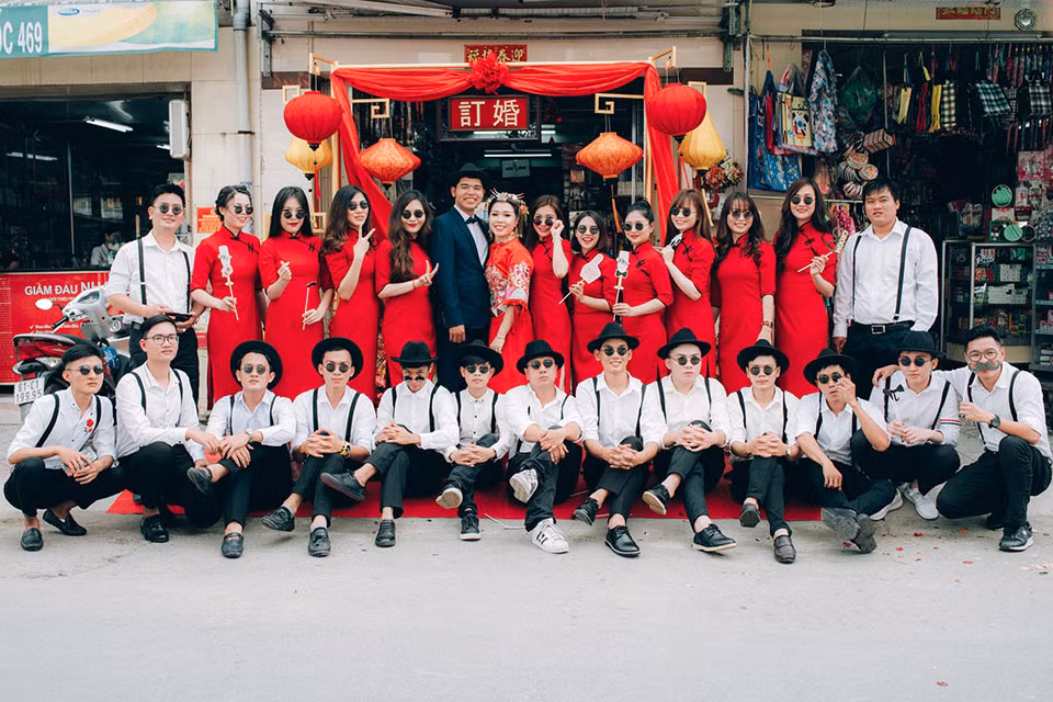 Hội tụ dàn bê tráp toàn trai xinh gái đẹp lại mang style 'Bến Thượng Hải' độc đáo trong bộ hình đám hỏi của cặp đôi Bình Dương khiến nhiều người không khỏi thích thú và ngưỡng mộ bởi độ 'chịu chơi' của đôi bạn trẻ.