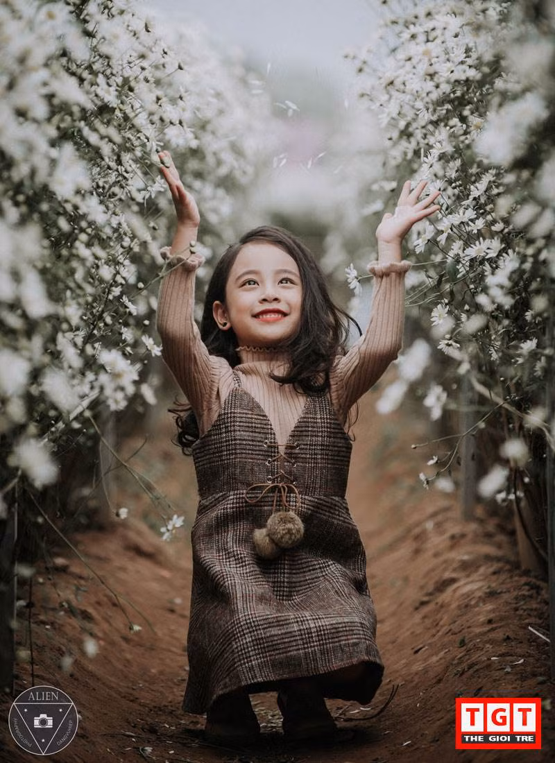 Dù còn khá nhỏ nhưng cứ mỗi khi thấy máy ảnh chĩa về phía mình là cô bé lại cười tít mắt làm duyên.