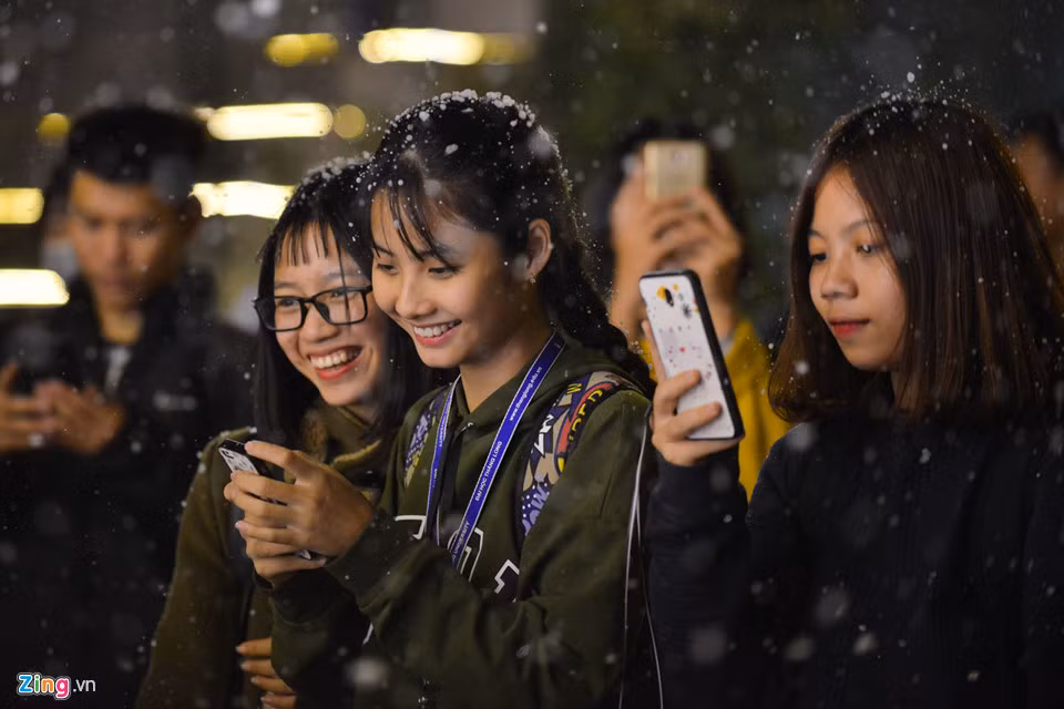 Các sinh viên Đại học Thăng Long thích thú trước màn tuyết rơi nhân tạo này. Dường như một mùa đông Hà Nội rất khác đã len lỏi đến với những bạn trẻ có mặt trong buổi tối hôm nay.