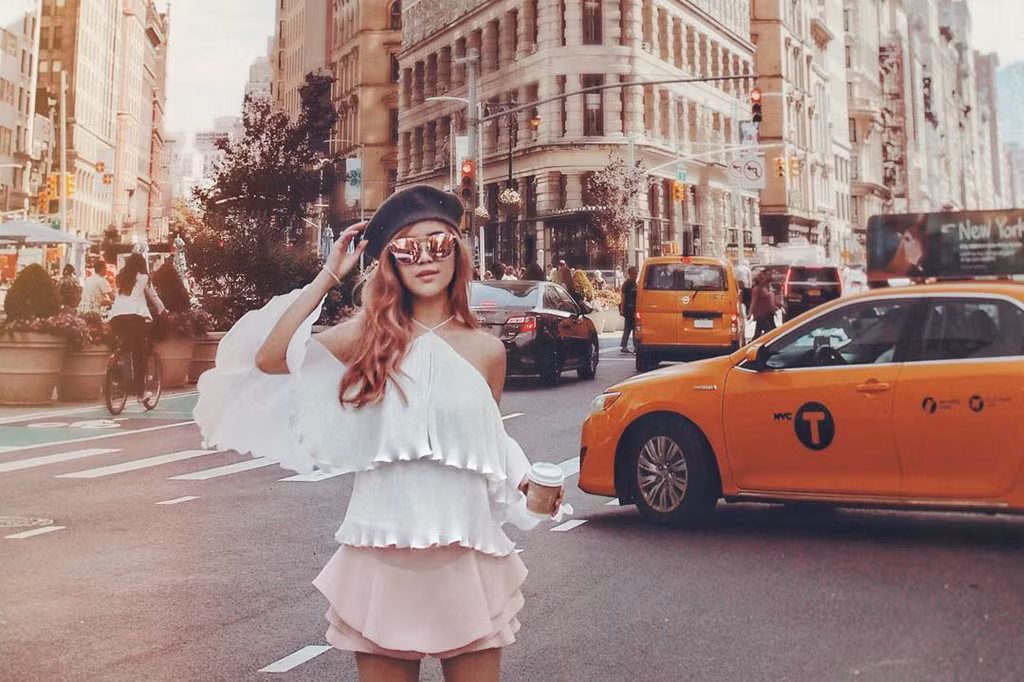 Fashionista 9X được các thương hiệu thời trang lớn như Chanel, Dior, D&amp;G, Gucci, Jimmy Choo, Lanvin, Mulberry "chọn mặt gửi vàng" để quảng cáo trên blog. Cô cho hay 3/4 tủ quần áo của mình được tài trợ bởi các nhãn hàng này.