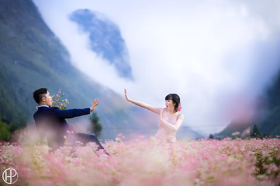 'Thời gian yêu nhau thì chắc chắn không tránh khỏi nhưng sai lầm của đối phương nhưng sau đó tụi mình đều học cho bản thân cách bao dung và tìm ra cách giải quyết', cô nàng chia sẻ.