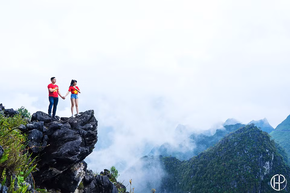 Kể về ngày đầu mới quen cách đây 6 năm, Thanh Thảo cho biết cả hai gặp nhau tại 1 nhà hàng khi cùng làm thêm tại đây. 'Ra vào chạm mặt nhau nhưng thật sự mình rất ghét anh ấy. Thứ nhất bởi anh quá đào hoa, thứ 2 bởi cảm thấy đôi mắt ảnh nhìn quá 'gian'- cô nàng hài hước nhớ lại.